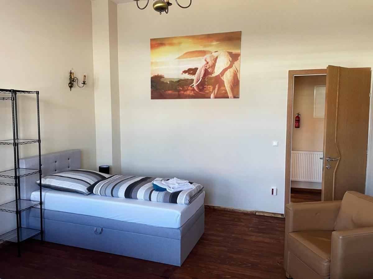 DZ Appartements - Ferienwohnung mit Klimaanlage, Whirlpool und freiem WLAN - ruhige, zentrale Lage in Wittenberge Exterior foto